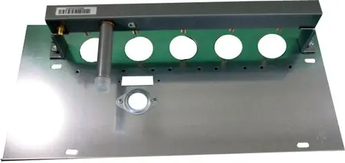 Brennerplatte aus Metall mit integriertem Gasverteilrohr und mehreren Öffnungen. Produkt von Wolf, geeignet für Gasgeräte.